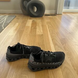 Women’s On Cloudmonster size 7.5